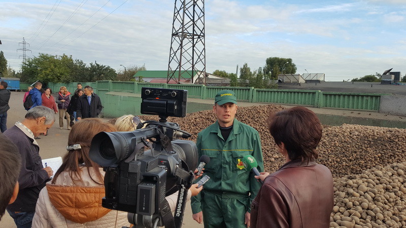 Александр Астраханцев даёт интервью на территории действующего крахмального завода ВИМАЛ